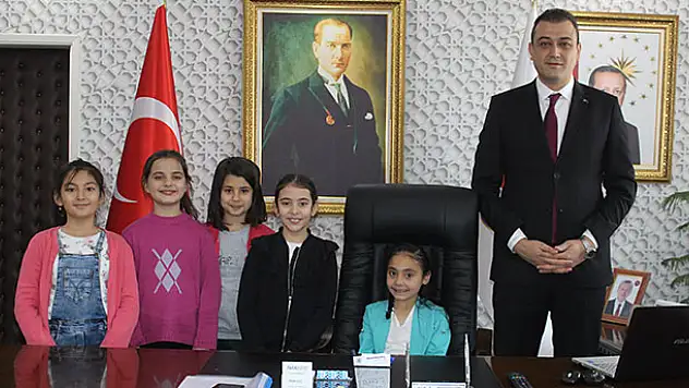 Yunak'ta ilçe protokolü koltuklarını çocuklara devretti