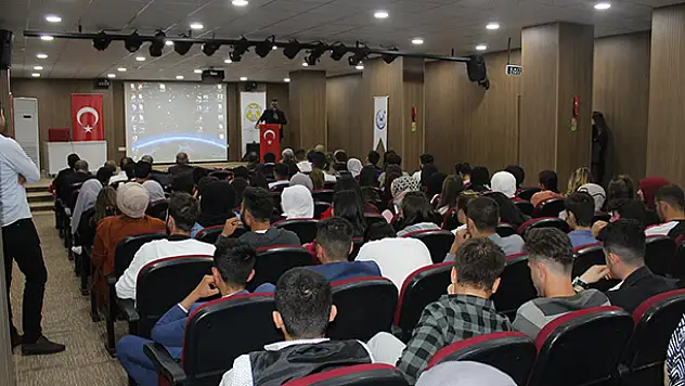 Yunak'ta 'İnsanlar Konuşa Konuşa' Konferansı