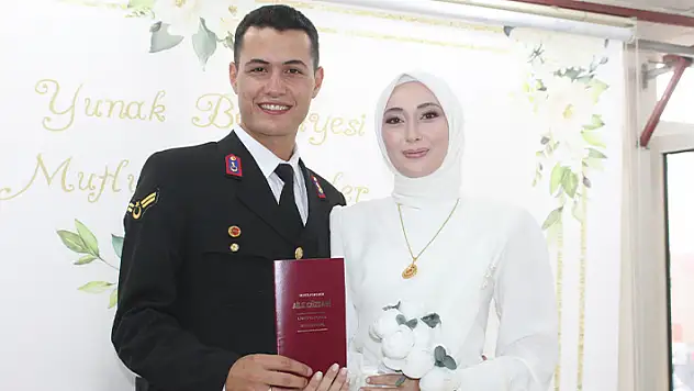 Yunak'ta Jandarma Astsubay Ömer Algı ve Jandarma Astsubay Cansu Fakir evlendi
