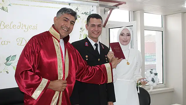 Yunak'ta Jandarma Astsubay Ömer Algı ve Jandarma Astsubay Cansu Fakir evlendi
