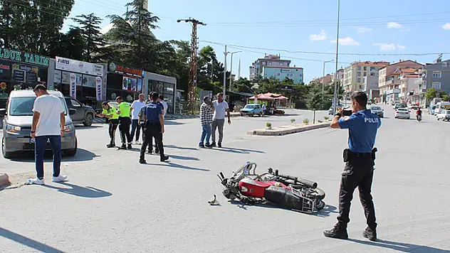 Yunak'ta kamyonetle motosikletin çarpışması sonucu 1 kişi yaralandı
