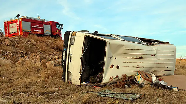 Yunak'ta Minibüs Devrildi : 1 Yaralı