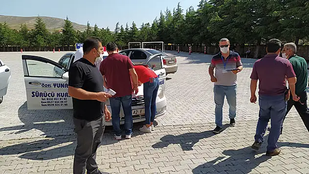 Yunak'ta normalleşme sürecindeki ilk ehliyet uygulama sınavı yapıldı