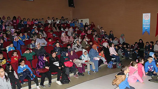 Yunak'ta öğrenciler ve aileleri sinema keyfi yaşadı