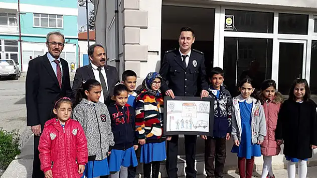 Yunak'ta öğrencilerden polise ziyaret