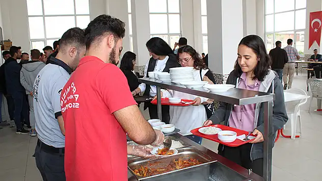 Yunak'ta öğrencilere ücretsiz yemek uygulaması başladı
