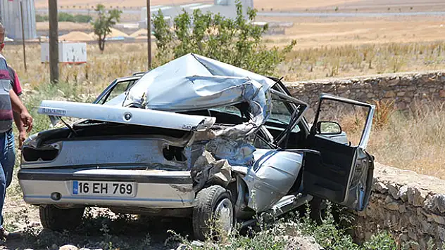 Yunak'ta otomobil kamyonla çarpıştı: 1 yaralı
