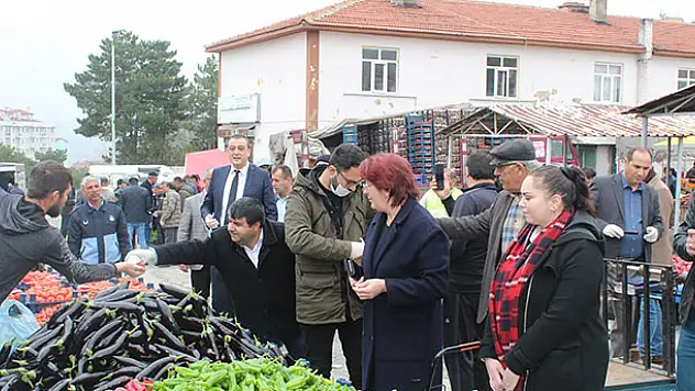 Yunak'ta pazar esnafına eldiven ve maske dağıtıldı