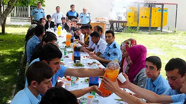 Yunak'ta polislerle öğrenciler etkinlikle bir araya geldi