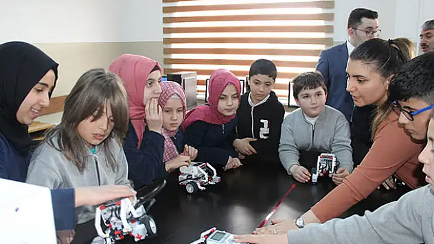 Yunak'ta robotik kodlama atölyesi açıldı