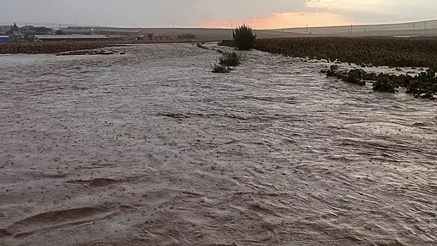 Yunak'ta sağanak hayatı olumsuz etkiledi! Kara yolu 1 saat trafiğe kapatıldı
