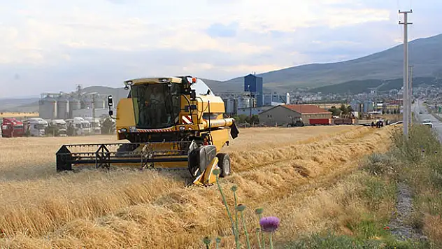 Yunak'ta sezonun ilk arpa hasadı yapıldı