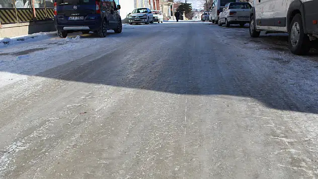 Yunak'ta sokaklardaki buzlanma hayatı olumsuz etkiliyor
