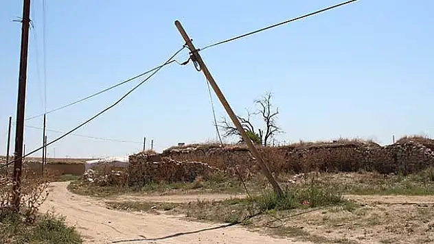 Yunak'ta telefon direkleri tehlike saçıyor