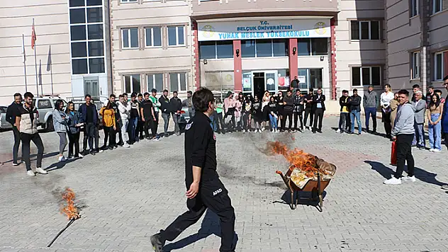 Yunak'ta üniversite öğrencilerine afet farkındalık eğitimi verildi

