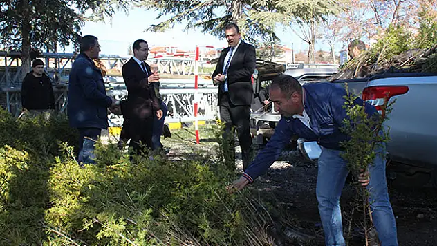 Yunak'ta vatandaşlara 5 bin fidan dağıtıldı