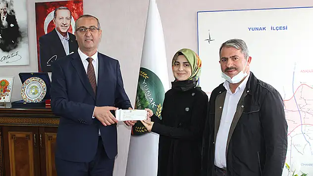 Yunak'ta YKS'de başarı olan öğrenciler ödüllendirildi
