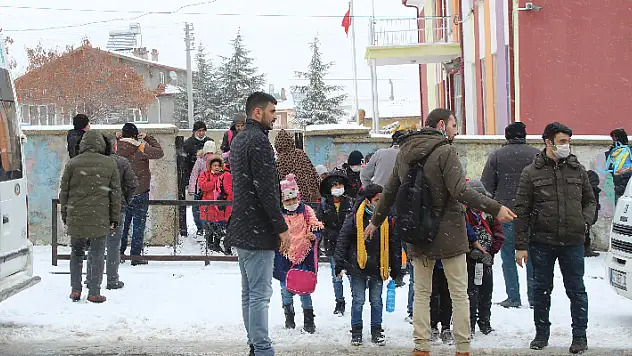 Yunak'ta kar yağışı etkili oluyor
