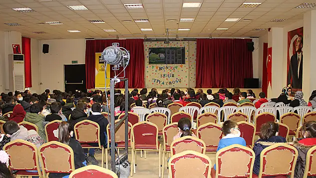 Yunak'ta kukla tiyatro gösterisi yapıldı
