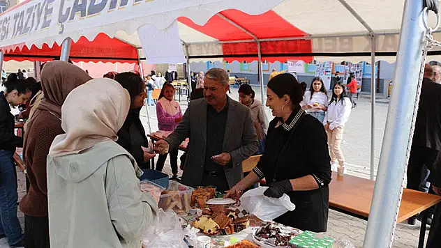 Yunak'ta ortaokul öğrencileri Gazze'li çocuklar için kermes düzenledi