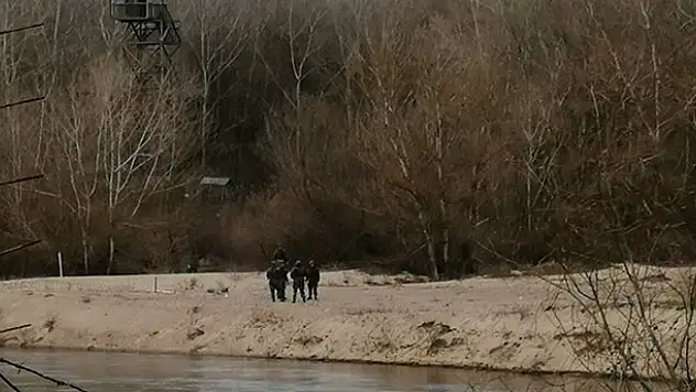 Yunan askeri Meriç Nehrine kat kat jiletli tel çekmeye devam ediyor