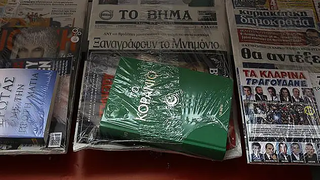Yunan gazetesi Kur'an-ı Kerim dağıttı