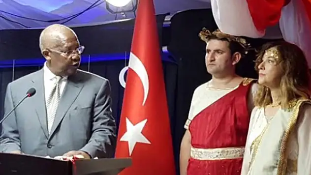 Yunan kıyafeti giyen Türk Büyükelçi için Bakanlık harekete geçti