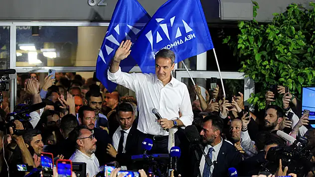 Yunanistan'da seçimin galibi Miçotakis'in partisi oldu
