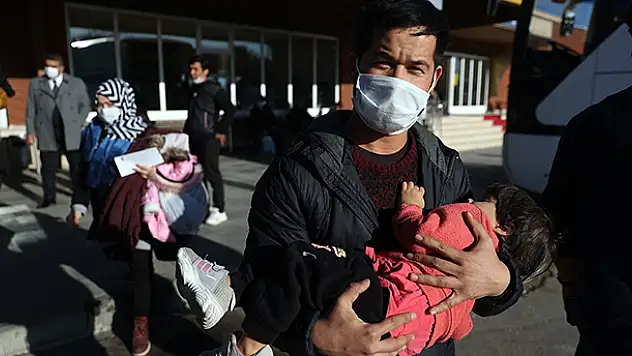 Yunanistan'ın zorla bota bindirip Türkiye'ye geri ittiği Afganlar, Türk Devleti'ne minnettar