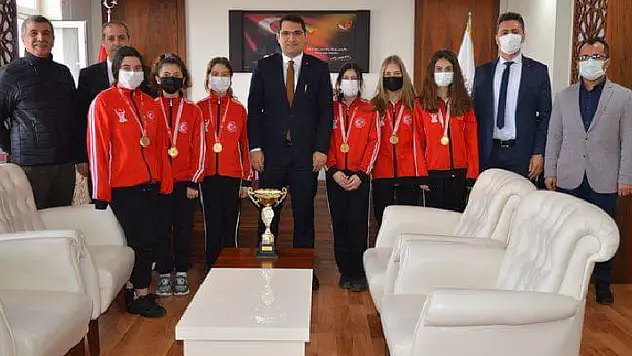 Yunus Emre Ortaokulu Kız Voleybol Takımı Hüyük'te ziyaretlerde bulundu
