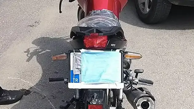 Yurdum insanı! Maskeyi yüzü yerine motosikletinin plakasına takan sürücüye 7 bin 465 TL ceza