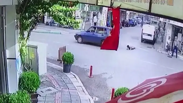 Yürekleri ağza getiren olay! Kapı açıldı çocuk böyle düştü
