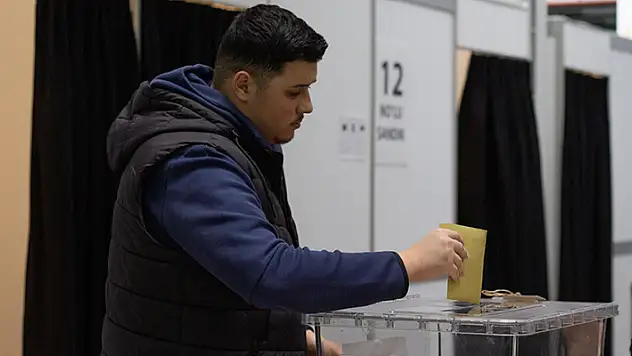Yurt dışında ve gümrüklerde oy kullanan seçmen sayısı 1 milyon 165 bini aştı
