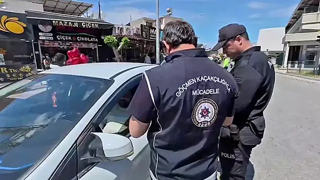 Yurt genelindeki denetimlerde 29 göçmen kaçakçısı ile 723 düzensiz göçmen yakalandı