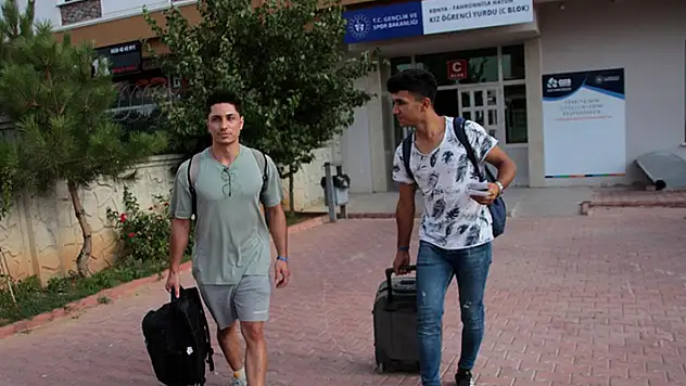 Yurtlardaki ücretsiz konaklamadan yararlanan yüzlerce genç Konya'yı ziyaret etti