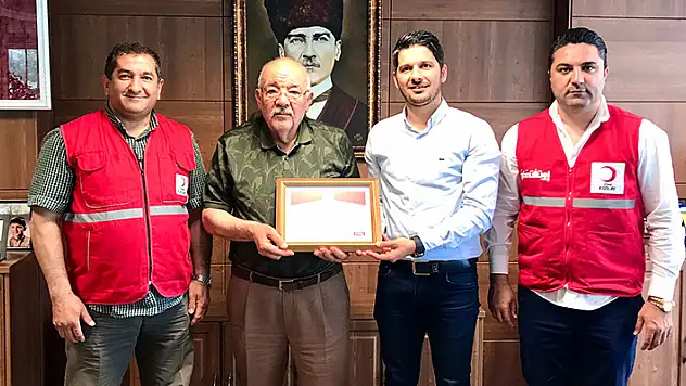 Yusuf Genç'e Kızılay'dan teşekkür plaketi