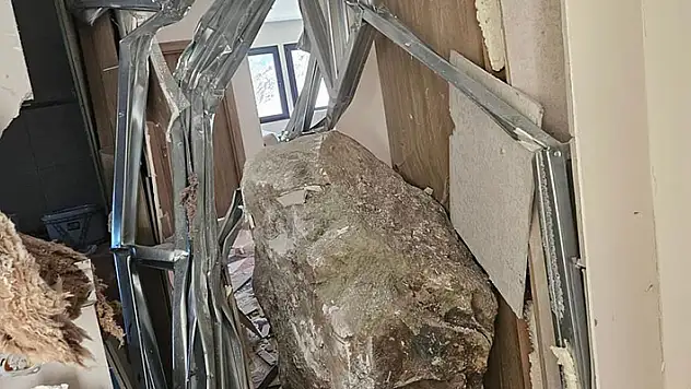 Yusufeli'de kaya düşen ev hasar gördü o anlar kamerada
