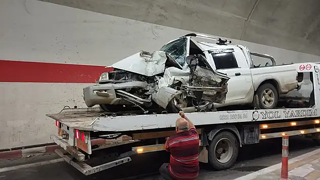 Yusufeli Tünelinde kamyonet duvara çarptı: 1 ölü, 2 yaralı
