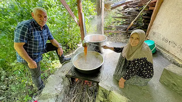 Yusufeli'de asırlık dut pekmezi geleneği yaşatılıyor