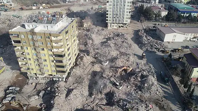 Yüzlerce kişiye mezar olan Ebrar Sitesi hakkında korkunç iddia! Meğer 99 depreminde...
