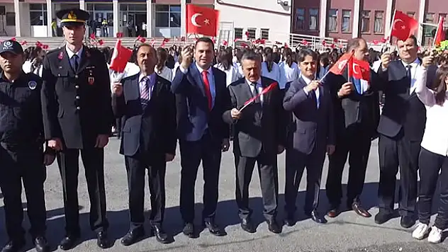 Yüzlerce öğrenci, onlarca öğretmen askerler için klip çekti