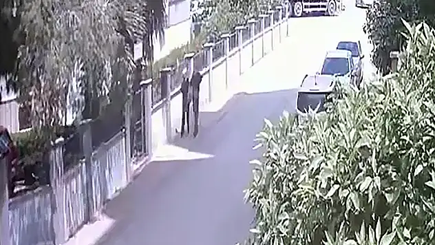 Yüzlerini eşarpla gizleyip, girdikleri dairelerden 1,5 milyon liralık altın çaldılar
