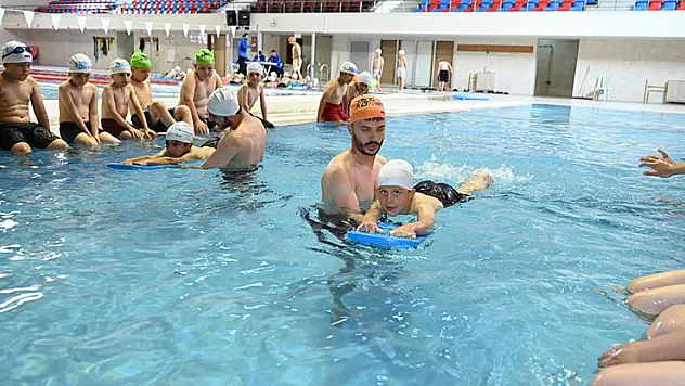 'Yüzme Bilmeyen Kalmasın' Projesi ile öğrenciler eğelenerek öğreniyor