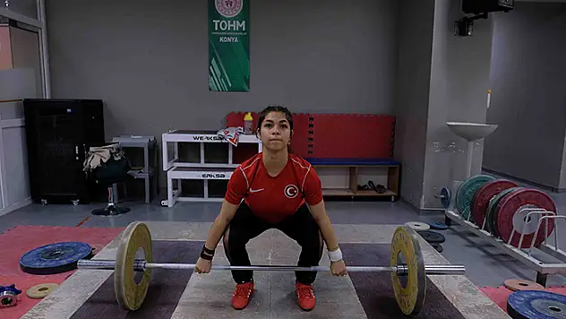 Yüzme öğrenmek için evden çıktı, halter şampiyonu oldu
