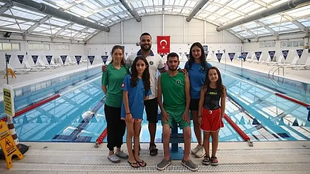 Yüzmede engel tanımayan sporcular başarıya doymuyor