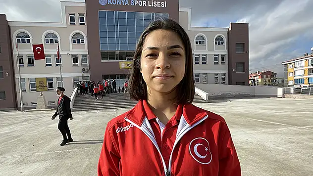 Yüzmeye giderken tesadüfen girdiği halter salonundan şampiyon çıktı
