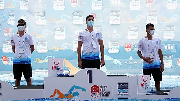 Yüzücüler 'Boğaz'da yarıştı