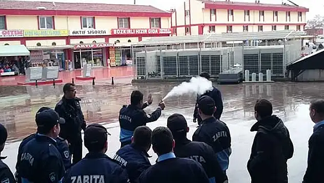 Zabıta ekibi, biber gazını önce üzerinde denedi