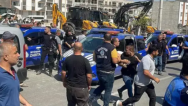 Zabıta ile seyyar satıcılar arasında kavga! 4'ü zabıta, 15 yaralı 
