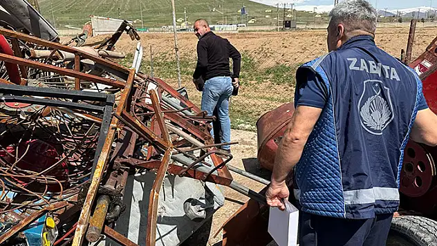 Zabıta memurları, hurdacılarda belediyeye ait araçların parçalarını aradı
